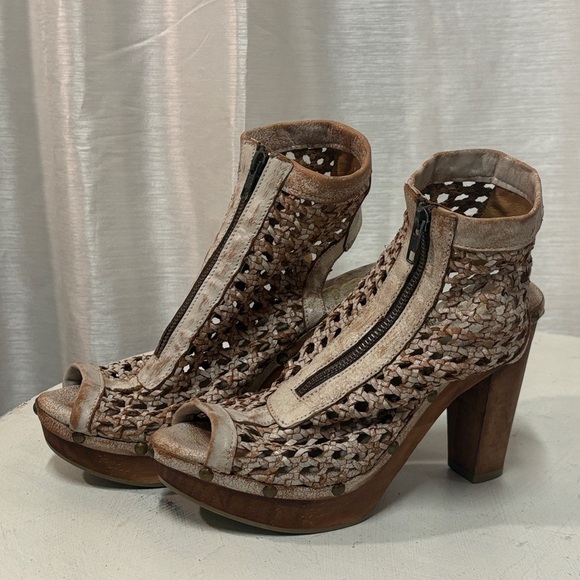 SBICCA Distressed Off White 🤍Leather Platform Ankle Braided Leather Sandals 9 - Picture 3 of 14